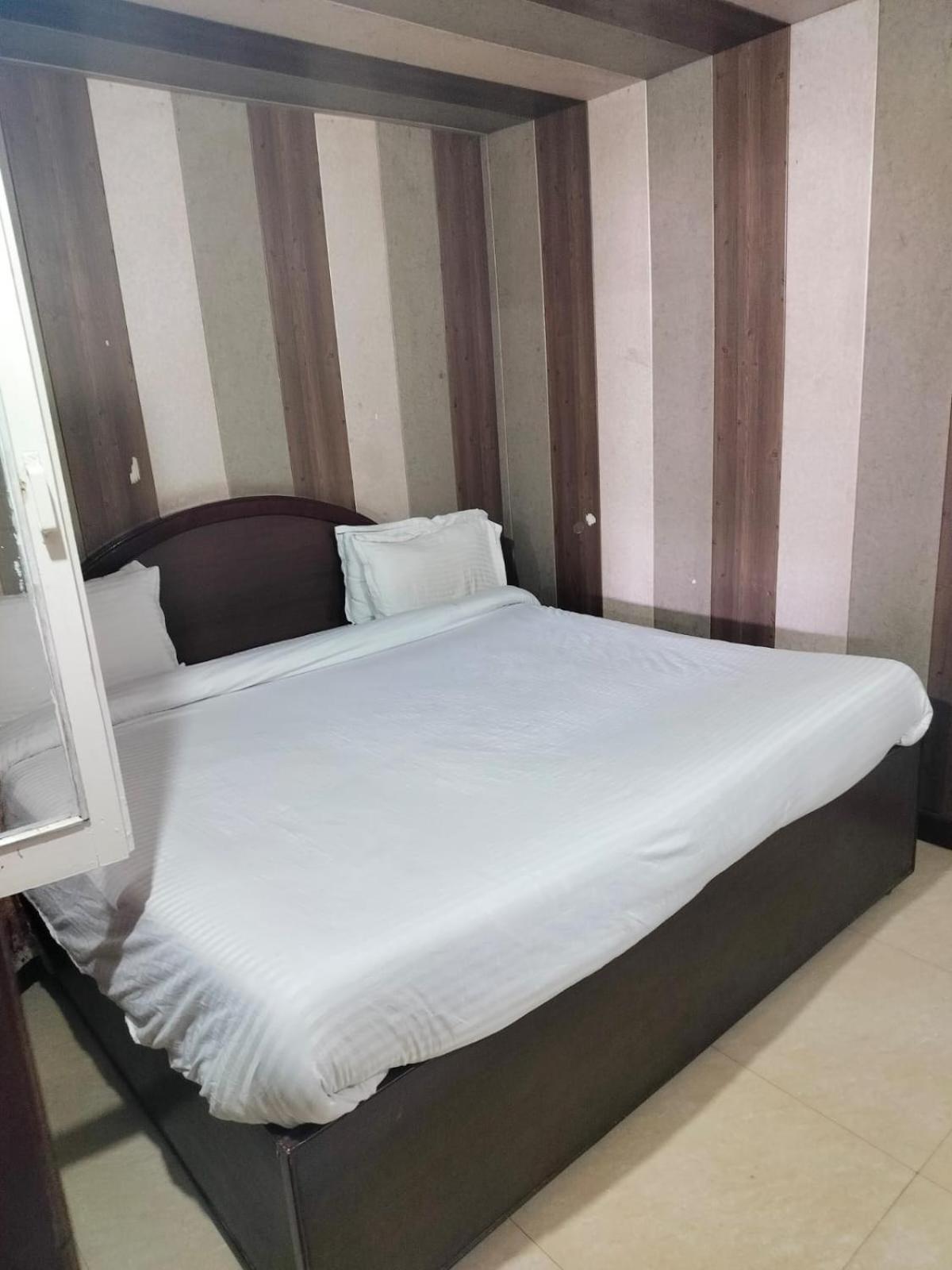 Hotel Surya Lake View Nainital Kültér fotó