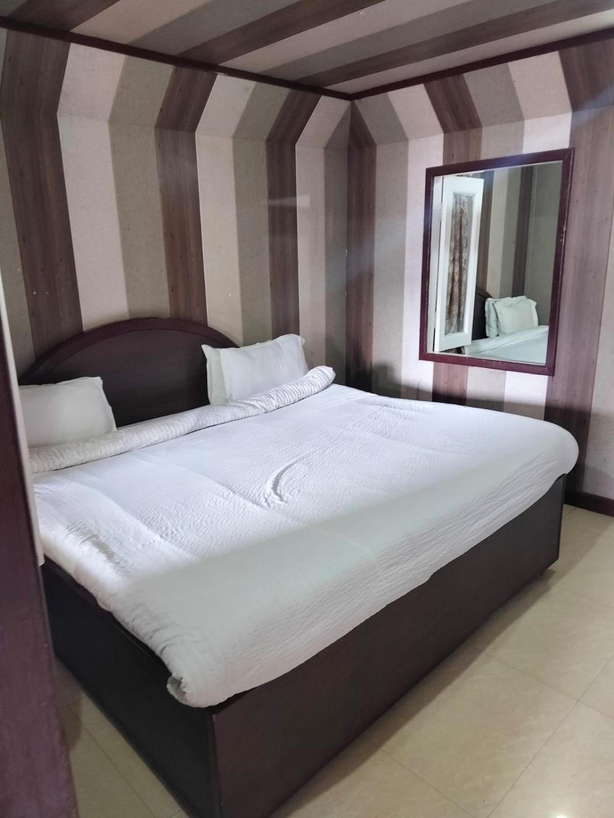 Hotel Surya Lake View Nainital Kültér fotó